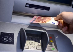 "Bankomātu paliek arvien mazāk!" Nauda kontā vai skaidrā naudā - Latvijā strīdas par jauniem algu izmaksas noteikumiem