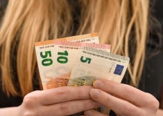 Все больше жителей Латвии начинают сами копить себе на пенсию. Какая сумма нужна?