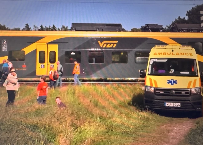 На Саркандаугаве поезд раздробил мужчине ногу, когда тот пытался помочь жене в инвалидной коляске