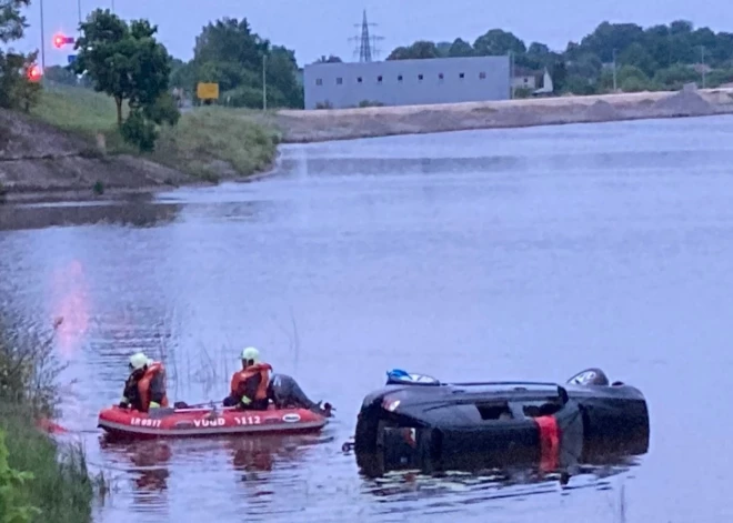 Nacionālboļševiku Osipovu ģimene krievisko Liepāju, katoļi Varakļānos lauž pumpi, Ogrē uzrodas savs “Titāniks”: kriminālā province