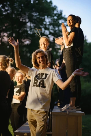 Skolu jaunatnes dziesmu un deju svētki virsdiriģents Edgars Vītols: “Kaut kur jaunietim vajag būt arī iespējai patrakot.”