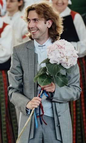 Skolu jaunatnes dziesmu un deju svētki virsdiriģents Edgars Vītols: “Katrs dziedātājs ir pavediens, dziesma – kā musturs, dekors, zīme; un beigās, kad saaud to lielo, kopējo audeklu, tad ir izveidojies tāds skaists, latvisks latvju raksts.”