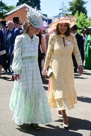 Princeses Ketrīnas mamma Kerola Midltone ar vedeklu, dēla Džeimsa Midltona sievu Alizē Tevenē.