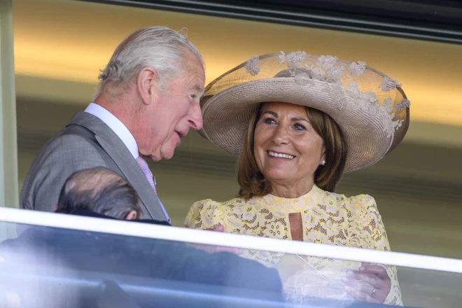 Princeses Ketrīnas mamma Kerola Midltone un karalis Čārlzs Askotas zirgu skriešanās sacīkšu otrajā dienā šo trešdien 18. jūnijā.