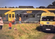 Sarkandaugavā vilciens sadragā kāju vīrietim, kurš uz sliedēm centās palīdzēt sievai