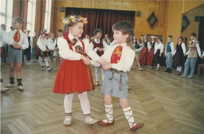Jānis Pētersons tautiskos deju soļus apgūst jau kopš mazotnes.