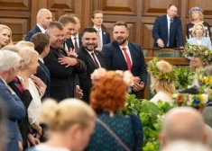 FOTO: dziesmas, vainagi un uzkodu galds - Saeimā jautrā noskaņā svin Jāņus