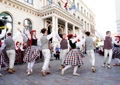 XIII Latvijas Skolu jaunatnes dziesmu un deju svētki norisināsies Rīgā no 5.-13. jūlijam!