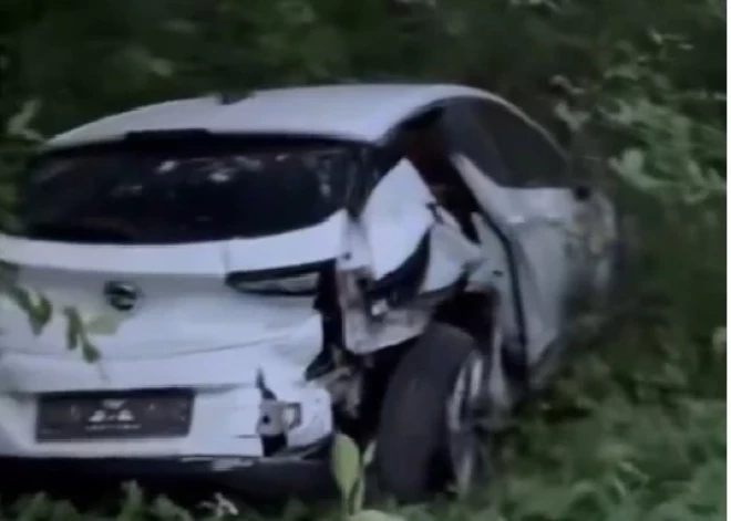 Smaga sadursme Biķernieku ielā: trīs hospitalizēti, tostarp divi mazi bērni