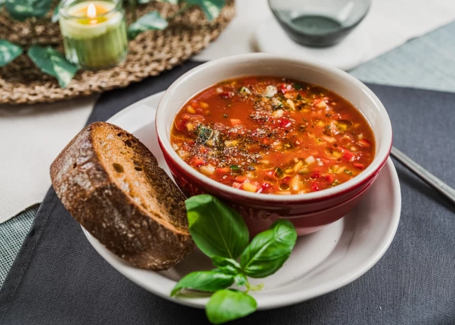 Anastasija Samoilova gatavo gaspačo un atklāj: sportisti turnīros spiesti ēst negaršīgu ēdienu