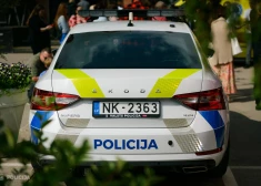 Aiztur vīrieti, kurš lombardā aplējis darbinieci ar, iespējams, benzīnu un ar cirvi izsitis vitrīnu