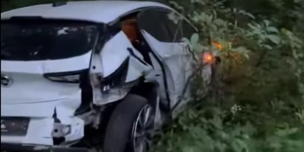 В результате удара Volvo съехал с проезжей части и врезался в столб.