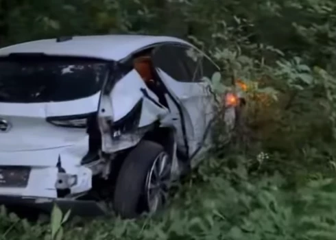 В результате удара Volvo съехал с проезжей части и врезался в столб.