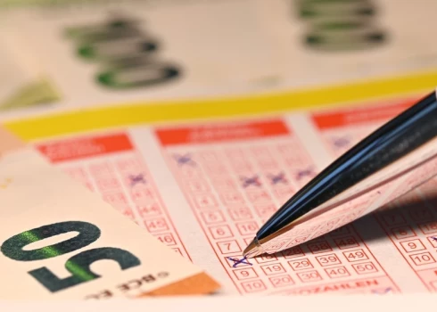 “Loterijas biļetes ir lamatas ceļotājiem laikā, ” domā kāds sazvērestību teoriju piekritējs.