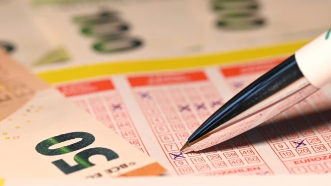 “Loterijas biļetes ir lamatas ceļotājiem laikā, ” domā kāds sazvērestību teoriju piekritējs.