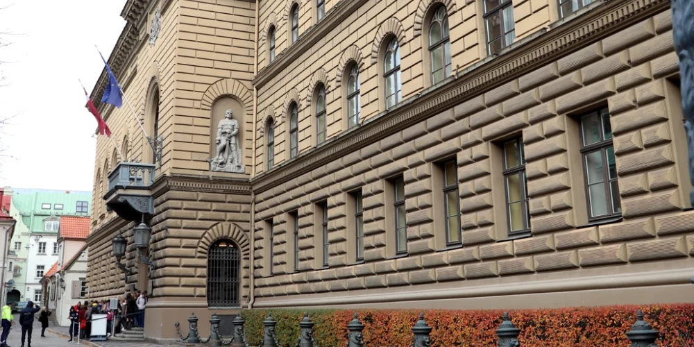 Jāatzīmē, ka šodien Saeima noslēdz kārtējo sesiju un 4. Saeimas deputātu balsojums sabiedrībai gaidāms vai nu ārkārtas Saeimas sēde vasarā vai Saeimai atgriežoties pēc vasaras brīvdienām, kas ir, tikai septembrī.