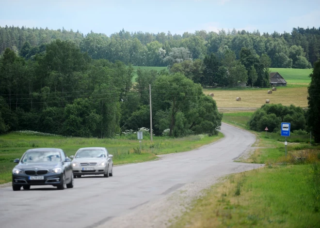 Lai mazinātu rindas, no 1. oktobra Latvijas ārējās sauszemes robežas šķērsošanai būs jāreģistrējas tiešsaistē