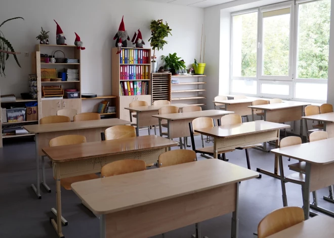 Saeima atbalsta izmaiņas, kas paredz skolu tīkla reorganizāciju un jaunu pedagogu atalgojuma modeli