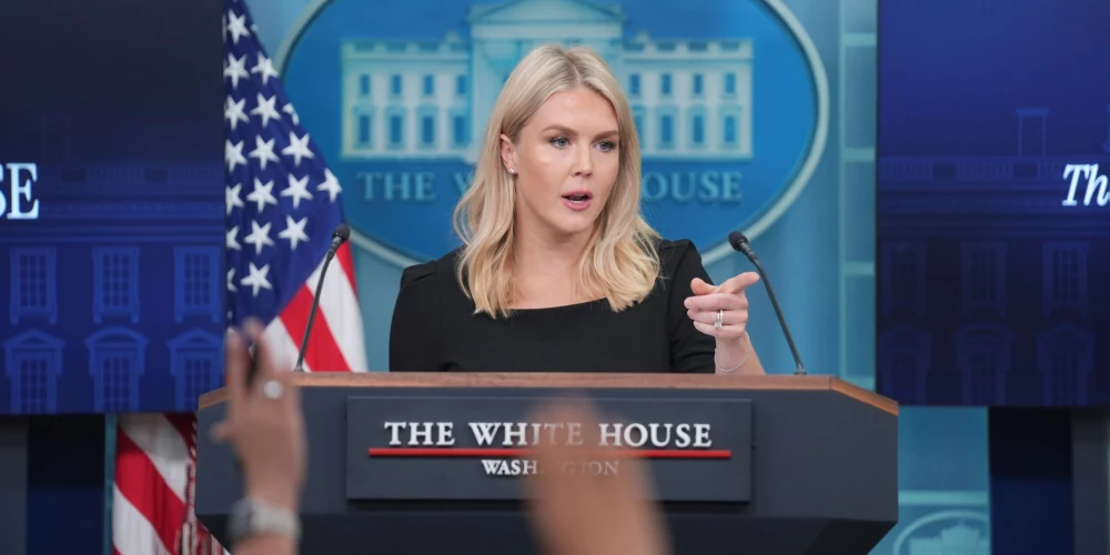 Baltā nama preses sekretāre Karolīna Levita nodod Donalda Trampa vēstījumu Irānai.