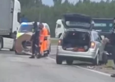 На трассе под Ригой с прицепа фуры упал 10-тонный рулон - пострадал 2-летний ребенок