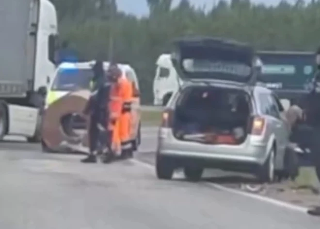 На трассе под Ригой с прицепа фуры упал 10-тонный рулон - пострадал 2-летний ребенок