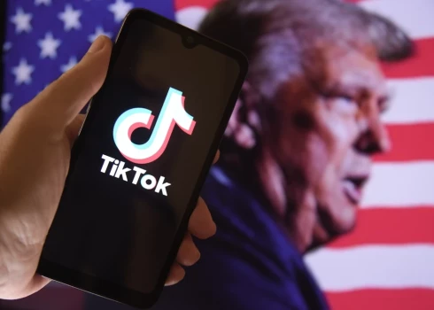ASV prezidents Tramps vēl uz 90 dienām atliek "TikTok" darbības aizliegumu.