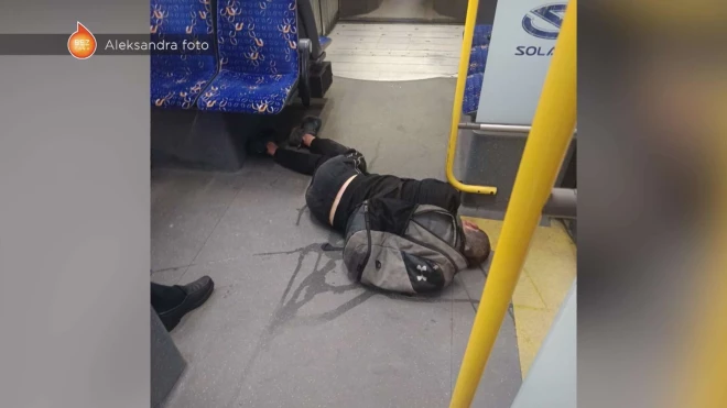 Фото очевидца, который пытался помочь лежащему на полу автобуса мужчине.
