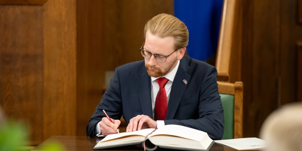Zariņš ceturtdienas sēdē nodeva deputāta zvērestu. 