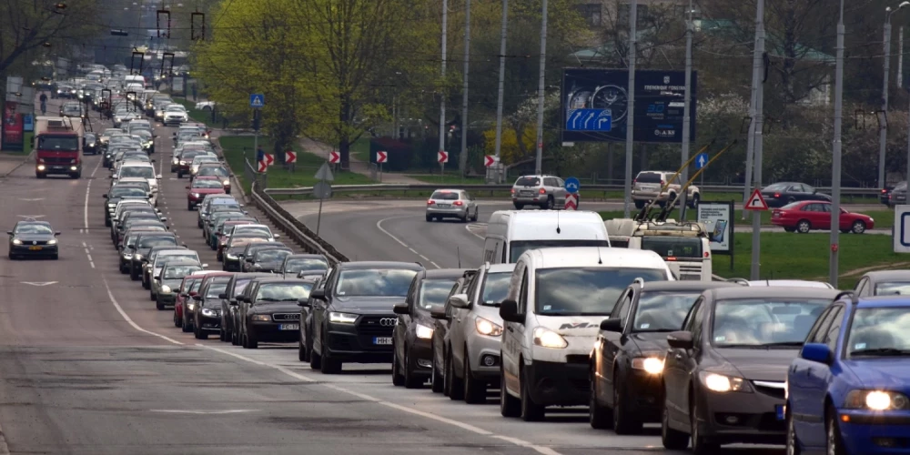 Šodien pēcpusdienā Rīgā un Pierīgā jārēķinās ar sastrēgumiem, cilvēkiem pirms Jāņu dienas dodoties prom no galvaspilsētas.