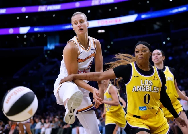 Kitija Laksa precīza no tālienes "Mercury" panākumā WNBA