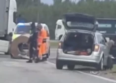VIDEO: uz autoceļa Salaspils-Babīte no fūres piekabes izkritis 10 tonnu smags rullis; cietis divus gadus vecs bērns