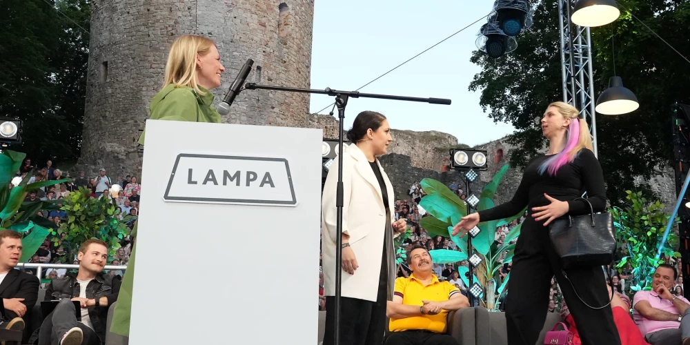Politiķe Elīna Pinto (no kreisās) un improvizatores, pasākumu vadītājas Elīna Geida un Anete Bendika piedalās "Politiķu cepienā" sarunu festivālā "Lampa" Cēsu pils parkā 2024. gadā.