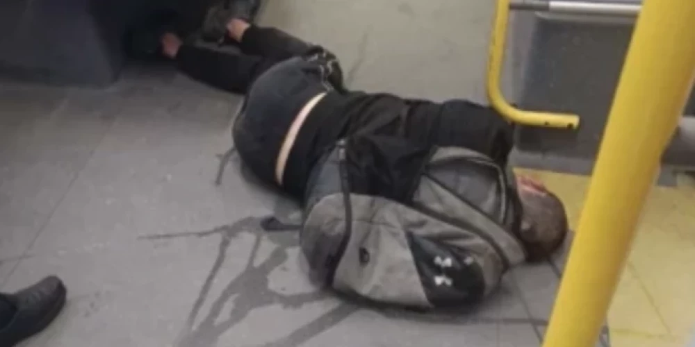 Cilvēkam slikti autobusā.