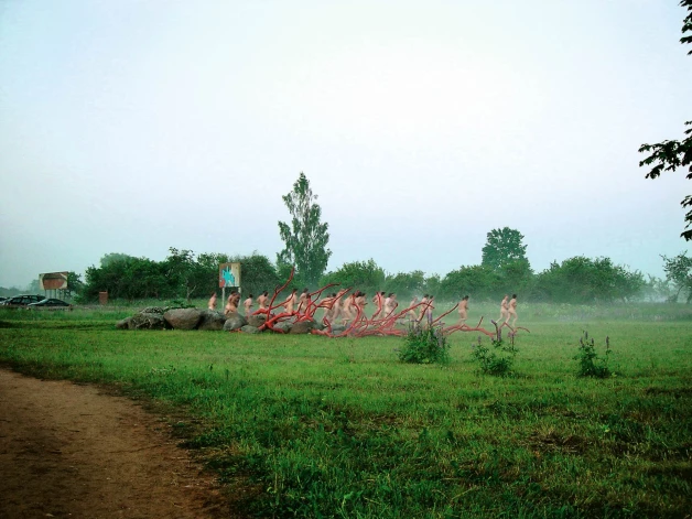 Mūsdienu Jāņu Pliko skrējienu tradīcija aizsākās pagājušā gadsimta pašās beigās Pedvāles brīvdabas muzejā (attēlā: 2010. gada skrējiens).