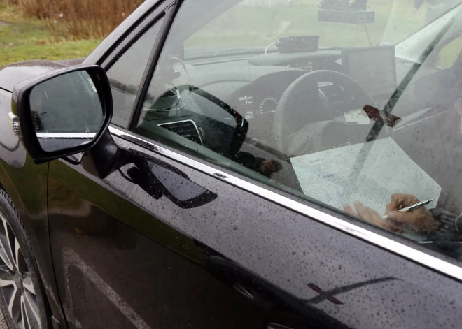 Vīrietis notic viltus CSDD īsziņai un zaudē sakrātos 10 000 eiro; kopā šādi izkrāpti jau 174 000