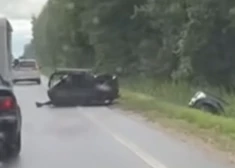 Automašīna burtiski pārrauta uz pusēm - smags ceļu satiksmes negadījums uz Liepājas šosejas. VIDEO