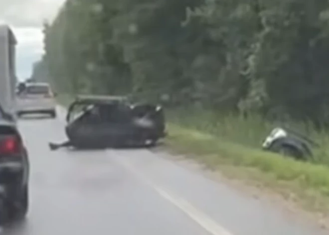 Automašīna burtiski pārrauta uz pusēm - smags ceļu satiksmes negadījums uz Liepājas šosejas. VIDEO