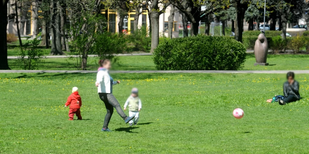 Svarīgi atcerēties, ka ne visos gadījumos nepieciešama tūlītēja došanās uz slimnīcu – aptuveni 70% pacientu, kuri ierodas Bērnu slimnīcas Neatliekamās medicīnas centrā, varētu ārstēties mājās, konsultējoties attālināti vai klātienē ar ģimenes ārstu vai pediatru.
