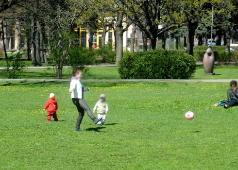 Svarīgi atcerēties, ka ne visos gadījumos nepieciešama tūlītēja došanās uz slimnīcu – aptuveni 70% pacientu, kuri ierodas Bērnu slimnīcas Neatliekamās medicīnas centrā, varētu ārstēties mājās, konsultējoties attālināti vai klātienē ar ģimenes ārstu vai pediatru.