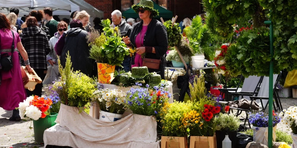 Svētku noskaņas Zāļu tirgū.
