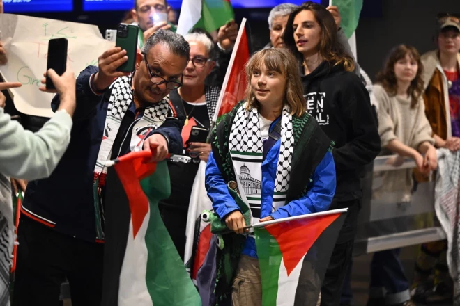 Крисе Кеббон всегда рядом с Гретой (на фото - сзади).