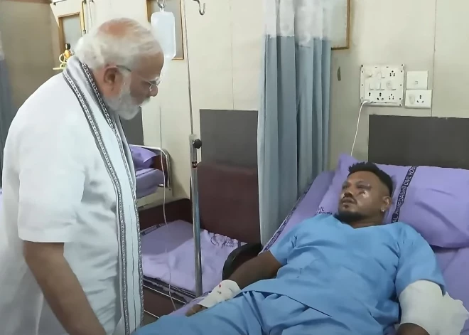 "Tas ir dīvaini!” – slavena indiešu aktrise apsūdz “Air India” avārijā izdzīvojušo melos