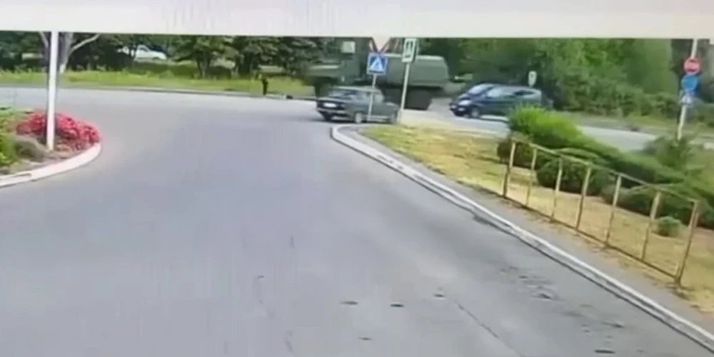 Krievijas karavīri ar "Ural" izraisa letālu ceļa satiksmes negadījumu.