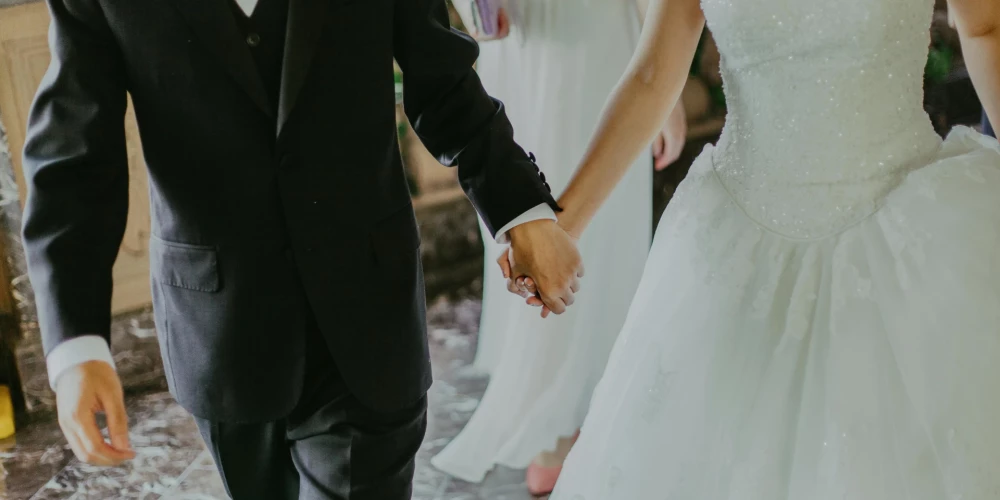 Kāzu ceremonija un tradīcijas dažādās pasaules valstīs var atšķirties.