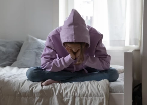  Bērnu klīniskā universitātes slimnīca uzņem un izvērtē nepilngadīgu pacientu, nepieciešamības gadījumā iesaistot tiesu un nodrošinot nepārtrauktu atbalstu jauniešiem ar pārmērīgu, kaitējošu vielu lietošanas traucējumiem vai ar konstatētu atkarību. 