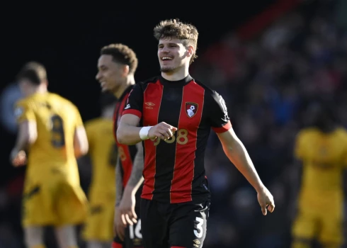 Anglijas futbola premejrlīgas čempionvienība "Liverpool" par 40 miljoniem sterliņu mārciņu (46,8 miljoniem eiro) no "Bournemouth" komandas iegādājas malējo aizsargu Milošu Kerkezu.