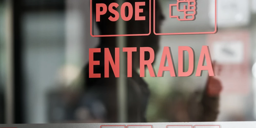 Spānijā policija piektdien iegājusi valdošās Sociālistiskās strādnieku partijas (PSOE) birojā Madridē.