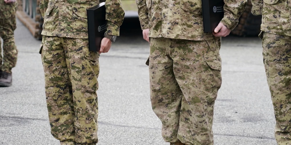 Valsts aizsardzības dienestu brīvprātīgi pabeigušajiem jauniešiem ir jānodrošina studiju vieta bez papildu uzņemšanas noteikumiem, tomēr saņemti signāli, ka prakse mēdz atšķirties, pavēstīja Tiesībsarga birojā.
