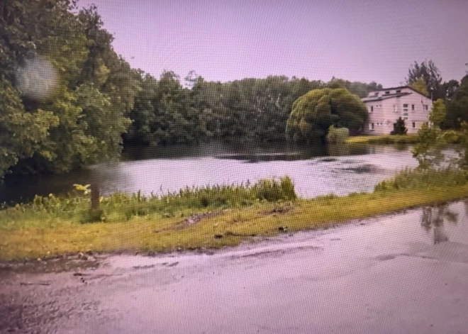 Трагедия в Пилскалне: мужчина на скорости влетел в пруд, 4-часовые работы спасателей не помогли