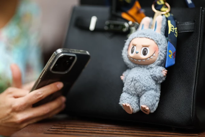 Labubu bieži vien tiek piestiprināt pie somiņas kā aksesuārs.